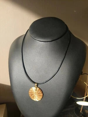 Collier "Mandalinha sur cuir" réalisé en Capim Dourado , "l'Or Végétal" du Brésil, Tocantins.
