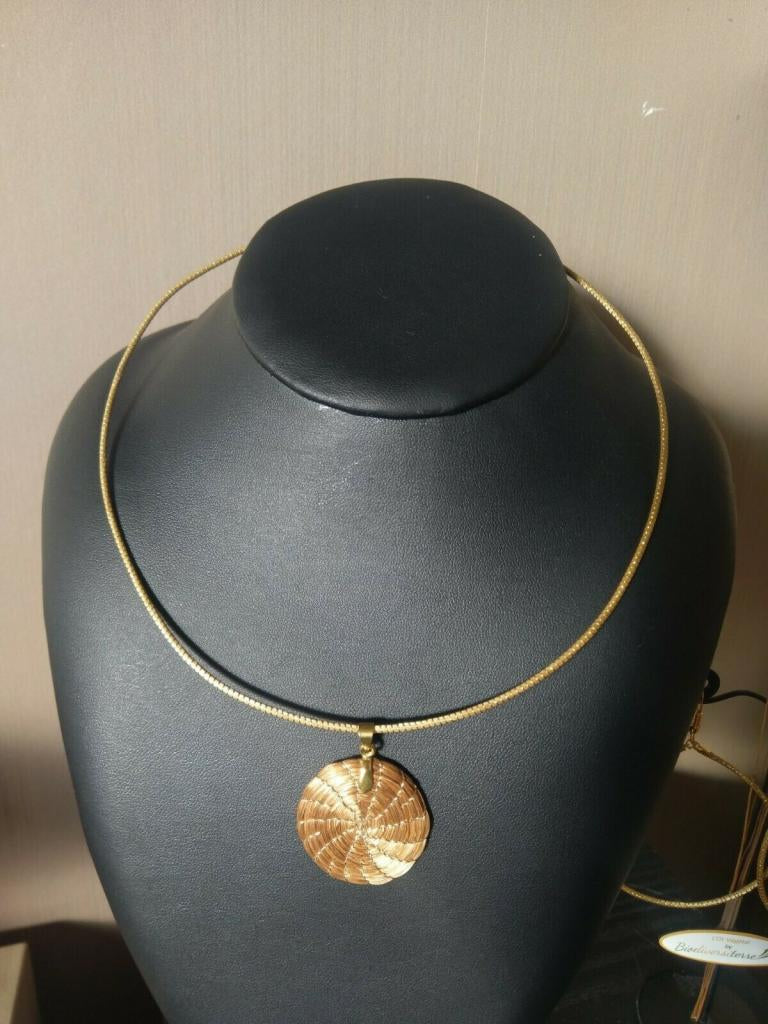 Collier "Mandala Armadinho" réalisé en Capim Dourado, "l'Or Végétal" du Brésil, Tocantins.