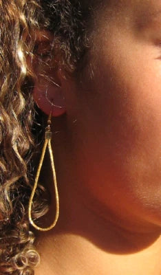 Boucles d'oreilles "Gota fina" réalisées en Capim Dourado , "l'Or Végétal" du Brésil, Tocantins.