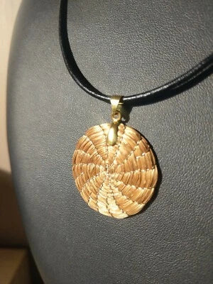 Collier "Mandalinha sur cuir" réalisé en Capim Dourado , "l'Or Végétal" du Brésil, Tocantins.