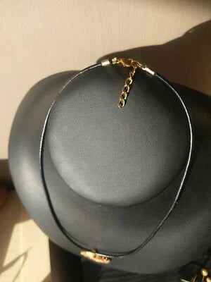 Collier "Mandalinha sur cuir" réalisé en Capim Dourado , "l'Or Végétal" du Brésil, Tocantins.
